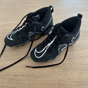 Nike Kids' Alpha Menace 3 Shark Mid Football Cleats